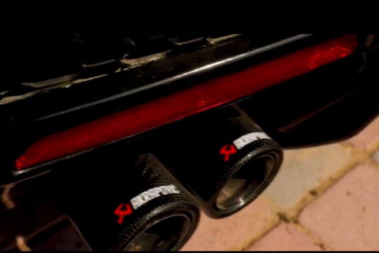 Để tăng thêm trải nghiệm sống động, Xander đã bổ sung hệ thống âm thanh Avan Acoustics, và bọc trần xe với họa tiết trời sao.