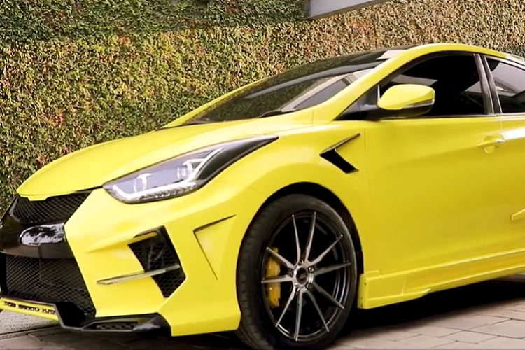 Hơn nữa, chiếc xe còn trang bị bộ la-zăng hợp kim AS cỡ 18 inch và khiến mọi người xung quanh chú ý nhờ hệ thống ống xả Akrapovic CF.