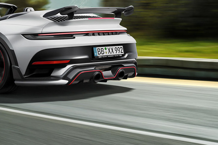 Điều này giúp cho mẫu xe mui trần sở hữu một sức mạnh "khủng khiếp" lên đến 788 mã lực và mô-men xoắn cực đại đạt mức 950 Nm, tốc độ tối đa cũng nhảy vọt lên mức 350 km/h.