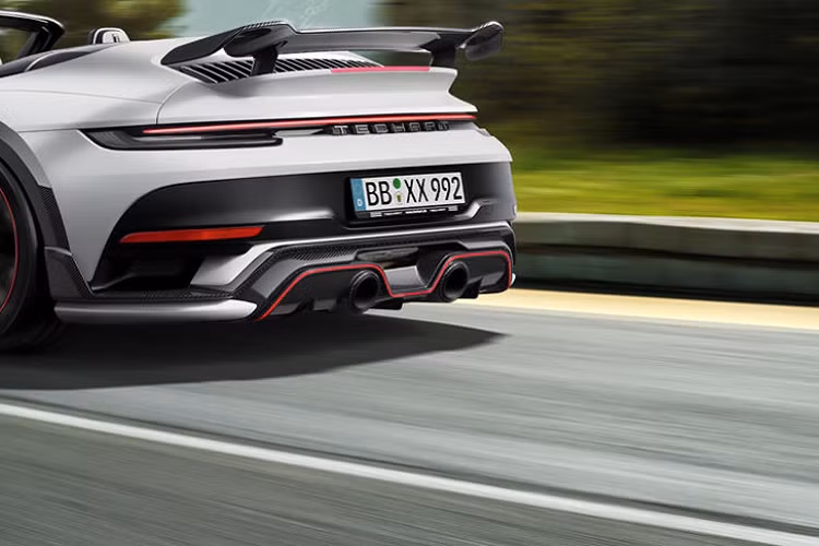 Điều này giúp cho mẫu xe mui trần sở hữu một sức mạnh "khủng khiếp" lên đến 788 mã lực và mô-men xoắn cực đại đạt mức 950 Nm, tốc độ tối đa cũng nhảy vọt lên mức 350 km/h.