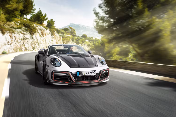 Khoang nội thất cũng được "lột xác" dưới bàn tay của TechArt khi áp dụng những vật liệu chế tác đẳng cấp nhất như sợi carbon, da Alcantara, da và vải bọc cao cấp. Tất cả cùng kết hợp với nhau để tạo ra một bản độ đầy ấn tượng nhưng không kém phần khí động học từ nhà độ lừng danh nước Đức. Mức giá xe TechArt GTstreet R Cabriolet hiện chưa được công bố.