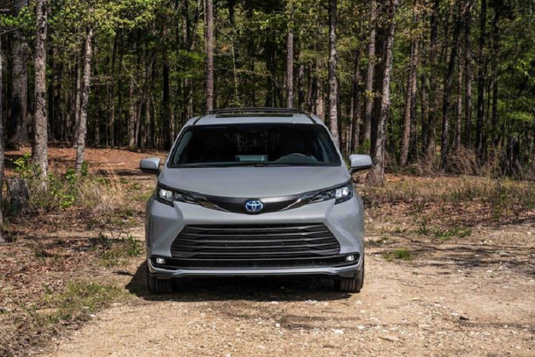 Là một phiên bản đặc biệt, Toyota Sienna Woodland SE cũng sở hữu màu sơn độc quyền và nhiều chi tiết trang trí ở bên ngoài, ví dụ như các điểm nhấn crôm tối màu cùng các huy hiệu màu đen.