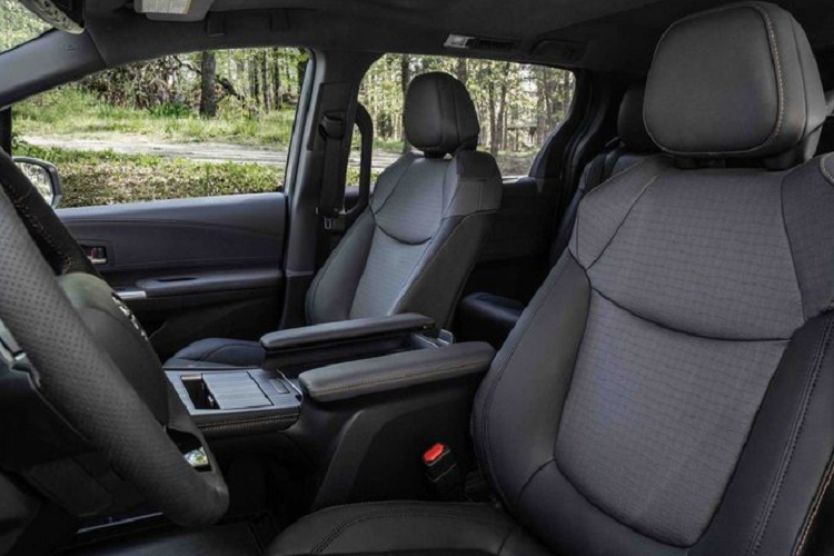 Điểm đáng chú ý nhất trên mẫu xe MPV Toyota Sienna Woodland 2021 mới chính là việc gầm xe được nâng lên để chiếc minivan có thể di chuyển trên nhiều địa hình khó khăn hơn.