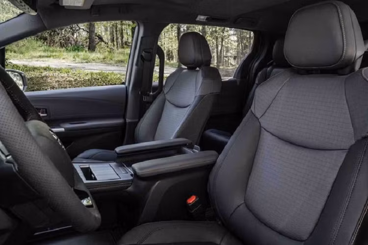 Điểm đáng chú ý nhất trên mẫu xe MPV Toyota Sienna Woodland 2021 mới chính là việc gầm xe được nâng lên để chiếc minivan có thể di chuyển trên nhiều địa hình khó khăn hơn.