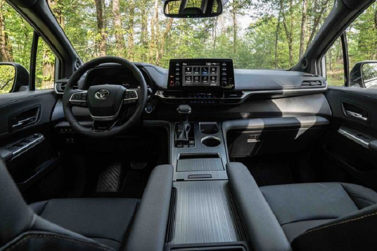 Ngoài ra, mẫu xe MPV Toyota Sienna Woodland còn có thêm thanh ray mái để chở hàng hóa, đồ đạc, cùng một thanh kéo, đủ sức kéo vật nặng tới 1.587 kg.