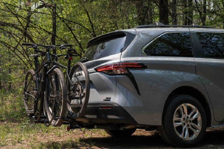 Đối với nội thất, Sienna Woodland được làm mới với các ghế thể thao có viền bao màu đen và đường chỉ khâu tương phản. Ghế thuyền trưởng ở hàng ghế thứ 2 có khả năng trượt dài và hàng ghế thứ 3 Split &amp; Stow là trang bị tiêu chuẩn trên xe.