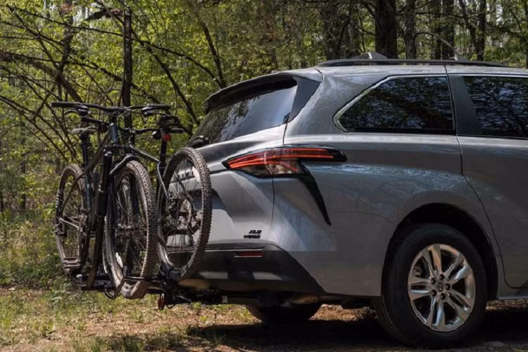 Đối với nội thất, Sienna Woodland được làm mới với các ghế thể thao có viền bao màu đen và đường chỉ khâu tương phản. Ghế thuyền trưởng ở hàng ghế thứ 2 có khả năng trượt dài và hàng ghế thứ 3 Split &amp; Stow là trang bị tiêu chuẩn trên xe.