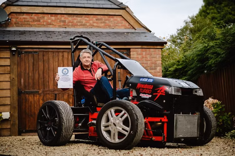 Kỷ lục của Tony Edwards và Mowabusa đã được thiết lập vào ngày 22/8/2021, tại Sân bay Elvington bên ngoài York, Vương quốc Anh, nhưng đến giờ thì mới được chứng nhận bởi Tổ chức Guinness. Kỷ lục trước đó cho máy cắt cỏ nhanh nhất là 214 km/h, và mục tiêu của Edwards ban đầu cũng rất khiêm tốn: ông ta chỉ muốn vượt qua nó km/h để đảm bảo vị trí của mình trong sử sách mà thôi.