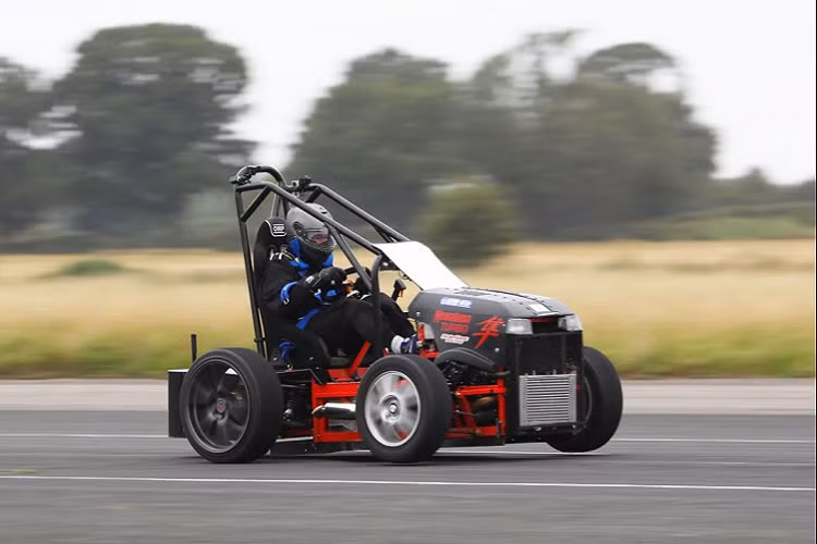 Mowabusa cắt cỏ được trang bị động cơ 1.300 cc lấy từ Suzuki Hayabusa, và đây cũng là lý do Edwards quyết định đặt cho nó cái tên lạ lùng như vậy. Nó sử dụng hệ thống treo phía trước của một chiếc ô tô và một bộ chuyển đổi xe 3 bánh ở phía sau, và nó hoàn toàn đủ điều kiện làm một dự án tự chế tại nhà. Như đã nói ở trên, nó vẫn có thể cắt cỏ, với việc Edwards phải dùng nó để cắt cỏ sau nỗ lực lập kỷ lục tốc độ, để cho các giám khảo Guinness thấy rằng nó vẫn đảm bảo chức năng ban đầu.