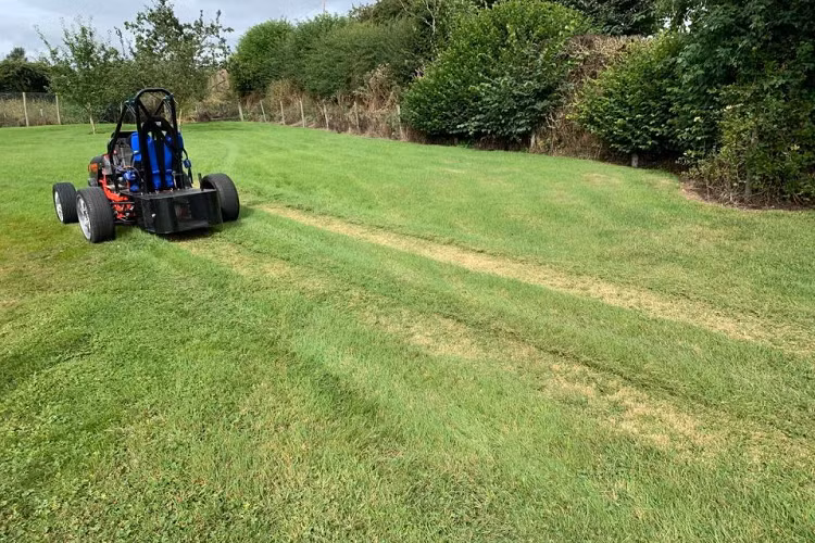 Trả lời phỏng vấn trang The Sun sau khi Guinness chứng nhận nỗ lực của mình, Edwards nói rằng Mowabusa rất xứng đáng với giá trị làm việc trong 2 năm và 30.000 bảng Anh (tương đương 930 triệu đồng) mà ông ấy đã đầu tư vào nó.