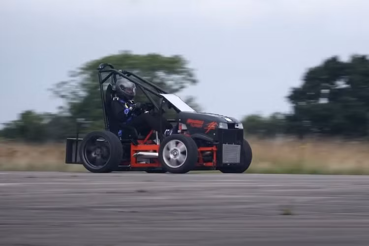 Ngày nay, không ai cảm thấy bất ngờ khi một chiếc xe môtô hoặc ôtô hiệu suất cao nào đó đạt được tốc độ 230 km/h, nhưng nếu phương tiện đạt tốc độ cao đó là một chiếc máy cắt cỏ thì lại là một chuyện hoàn toàn khác. Một kỹ sư đến từ Anh Quốc đã dành vài năm qua để tạo nên một cỗ máy cắt cỏ Mowabusa và hiện đang gặt hái thành quả lao động của mình.