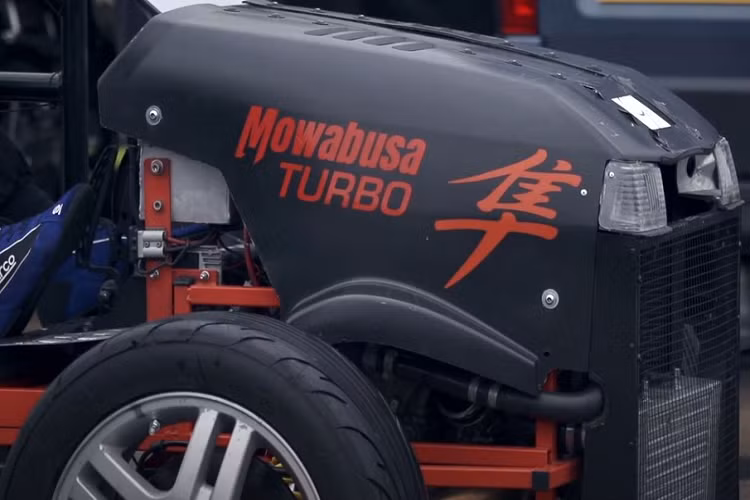 Cỗ máy cắt cỏ siêu tốc Mowabusa bây giờ chính thức là máy cắt cỏ nhanh nhất thế giới, được Sách Kỷ lục Guinness Thế giới chứng nhận. Mowabusa vẫn có thể cắt cỏ như thường - trên thực tế, đây là một trong những điều kiện để đạt được kỷ lục - nhưng giờ thì nó có thể làm được công việc ấy với tốc độ tối đa 230,446 km/h.