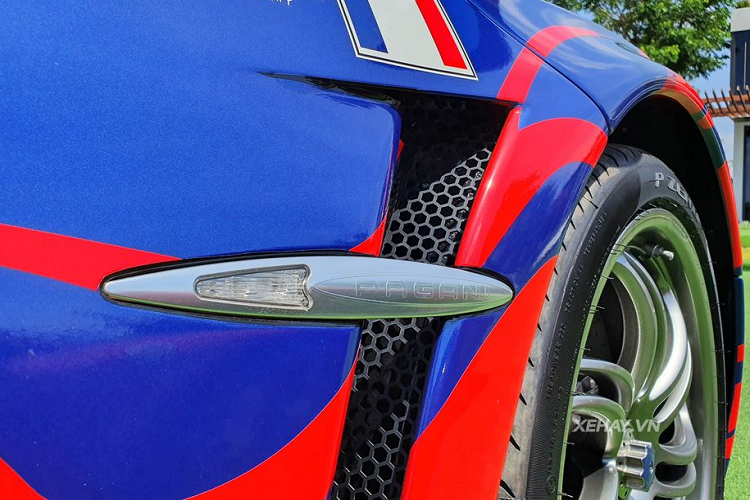 Ban đầu, siêu phẩm Pagani Huayra độc nhất tại Việt Nam mang nước sơn nguyên bản màu cam nhưng hiện tại đã được đổi sang "bộ cánh" 3 tông màu đỏ - trắng - xanh dương (màu logo của công ty nhựa Long Thành, công ty thuộc quyền quản lý của gia đình Minh nhựa. Sự kết hợp độc đáo này đã tạo nên một vẻ ngoài vô cùng cuốn hút cho "Thần gió".