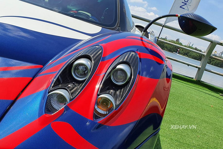 Kể từ khi về Việt Nam từ năm 2016, Thần gió Pagani Huayra của đại gia Minh nhựa hiếm khi xuất hiện trên đường phố. Lần gần đây nhất người ta có dịp thấy chiếc hypercar này lăn bánh tại TP HCM là do chính chủ nhân cầm lái đến thăm 2 đại lý chính hãng Maserati và Aston Martin.