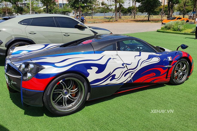 Về ngoại hình, ngoài việc làm mới bằng thay áo dạng decal thì siêu xe Pagani Huayra của đại gia Minh Nhựa không có bất kì sự tinh chỉnh nào khi vẫn mang trên mình các chi tiết ngoại thất như cánh gió phía trước, lưới tản nhiệt, cản phía sau, bộ khuếch tán và một phần trung tâm của đuôi xe làm bằng sợi Carbon...