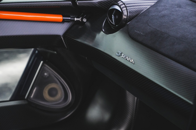 McLaren Senna LeMans vẫn sử dụng khối động cơ V8, dung tích 4.0 lít, tăng áp kép nhưng sản sinh công suất tối đa 814 mã lực, cao hơn 25 mã lực so với McLaren Senna tiêu chuẩn.