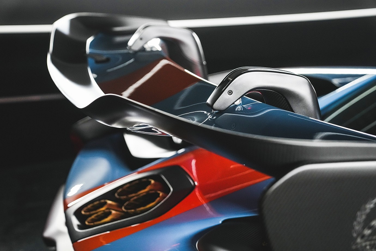 Ngoài ra, McLaren Senna phiên bản LeMans còn có các điểm nhấn rất dễ nhận ra như là ký hiệu LM bên hông cánh gió đuôi bằng carbon khổng lồ hay bên hông sườn xe, vòm bánh xe với các khe thoát khí.