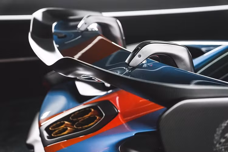 Ngoài ra, McLaren Senna phiên bản LeMans còn có các điểm nhấn rất dễ nhận ra như là ký hiệu LM bên hông cánh gió đuôi bằng carbon khổng lồ hay bên hông sườn xe, vòm bánh xe với các khe thoát khí.
