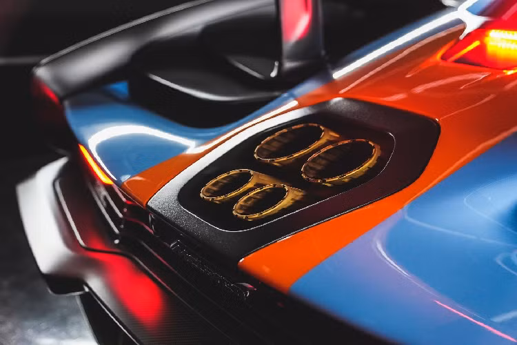 Bên cạnh đó còn phải kể đến xe có nhiều chi tiết thiết kế khác biệt từ đèn pha, cản va trước/sau, ốp sườn, mâm hay hốc gió trên vòm bánh xe.