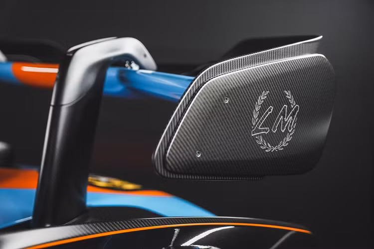 Chiếc siêu xe triệu đô McLaren Senna LM đầu tiên và duy nhất ở đất nước Singapore có màu sơn Gulf Oil rất cá tính kết hợp cùng nửa thân dưới hoàn thành với màu đen và điểm nhấn chính là con số 41 ở nắp capô hay 2 bên cửa xe.