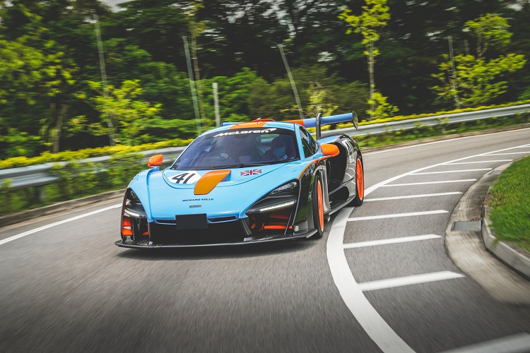 Mô-men xoắn cực đại của xe là 800 Nm. McLaren Senna LM có thời gian tăng tốc từ vị trí xuất phát lên 100 km/h chỉ trong vòng 2,8 giây. Mức giá xe McLaren Senna LM không được đại lý Singapore tiết lộ, nhưng tại Hông Kông nó có giá 13 triệu đô la HKD (hơn 38 tỷ đồng).