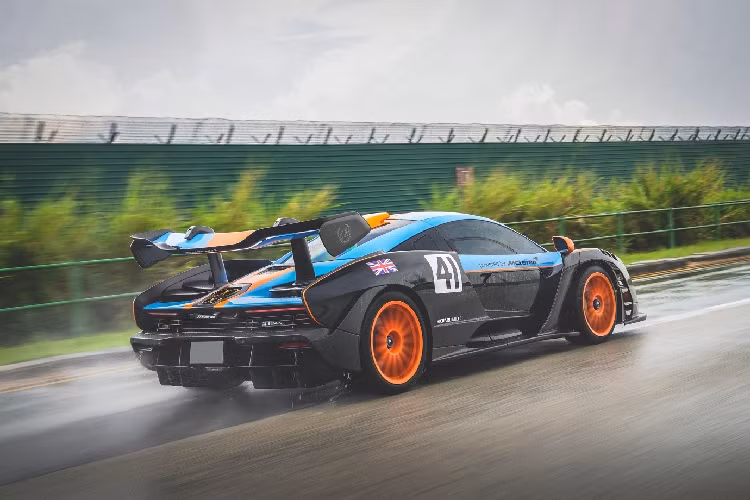 Sau hơn 5 chiếc siêu xe McLaren Senna được mang về nước với đủ màu sắc cá tính, đại lý McLaren Singapore đã mang 1 cực phẩm về cho các đại gia nước này, McLaren Senna LM chính là cái tên chúng tôi nhắc đến khi chỉ có 20 xe trên thế giới và không phải ai có tiền cũng mua được.