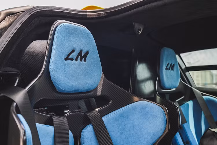 McLaren Senna LM của đại gia Singapore có 4 ống xả được mạ vàng 24k, khác biệt hoàn toàn so với các xe McLaren Senna tiêu chuẩn.