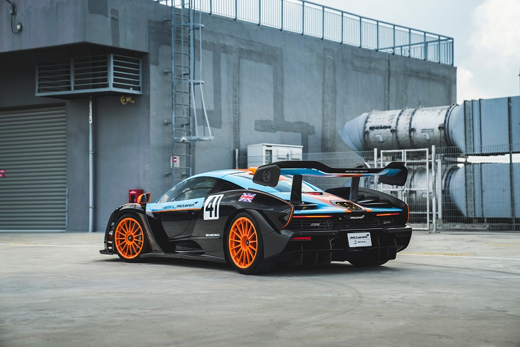 Một số thông tin cho rằng chủ nhân của chiếc McLaren Senna LM độc nhất Singapore là 1 đại gia kín tiếng và khách hàng VIP của hãng McLaren nên mới được ưu ái 1 suất mua siêu xe McLaren Senna LM trong tổng số 20 khách hàng trên thế giới. Trong đó, người con được cho là Giám đốc điều hành ở châu Á của hãng đồng hồ rất nổi tiếng trên thế giới.