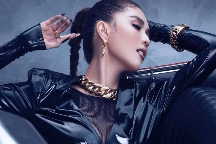 Ford Mustang huyền thoại là dòng xe cơ bắp của Mỹ cạnh tranh với các đối thủ như Camaro, hay Dodge... Thế hệ đầu tiên được sản xuất trong giai đoạn 1964 - 1973. Thế hệ này lại chia ra nhiều phiên bản.