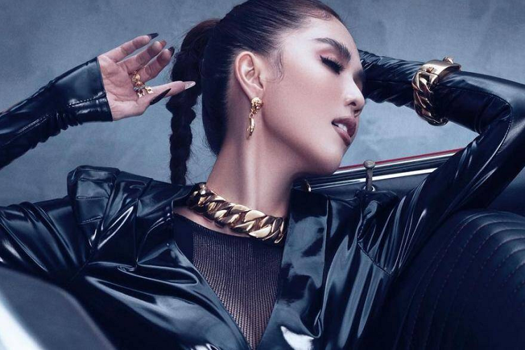 Ford Mustang huyền thoại là dòng xe cơ bắp của Mỹ cạnh tranh với các đối thủ như Camaro, hay Dodge... Thế hệ đầu tiên được sản xuất trong giai đoạn 1964 - 1973. Thế hệ này lại chia ra nhiều phiên bản.