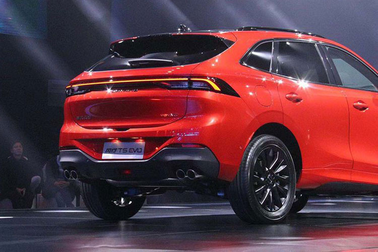 Ngay bên dưới cụm đèn hậu này là tem chữ nổi "Forthing" - tên tiếng Anh của thương hiệu Fengxing. Ngoài ra, xe còn có 4 ống xả và cánh gió mui được chia làm đôi bởi đèn phanh trên cao. Nhờ chiều dài cơ sở lớn nên Dongfeng Fengxing T5 EVO có nội thất 5 chỗ khá rộng rãi. Xe có những trang bị đáng chú ý như vô lăng bọc da, trang trí bằng crôm và cửa gió điều hòa hình tròn như động cơ máy bay.