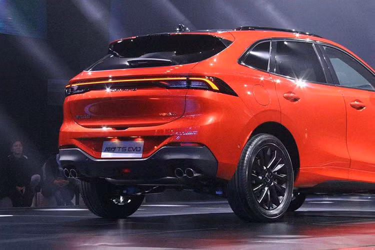 Ngay bên dưới cụm đèn hậu này là tem chữ nổi "Forthing" - tên tiếng Anh của thương hiệu Fengxing. Ngoài ra, xe còn có 4 ống xả và cánh gió mui được chia làm đôi bởi đèn phanh trên cao. Nhờ chiều dài cơ sở lớn nên Dongfeng Fengxing T5 EVO có nội thất 5 chỗ khá rộng rãi. Xe có những trang bị đáng chú ý như vô lăng bọc da, trang trí bằng crôm và cửa gió điều hòa hình tròn như động cơ máy bay.