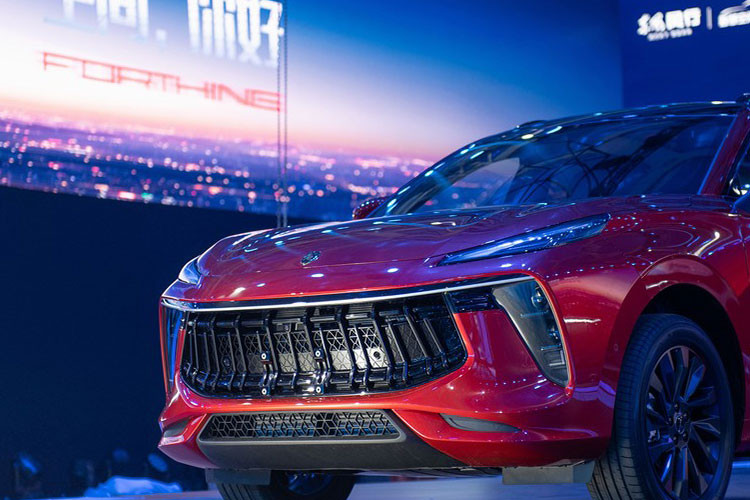 Lưới tản nhiệt được tách biệt với nắp ca-pô bằng nẹp mạ crôm cực mảnh. Hiện chưa rõ xe tại Việt Nam sử dụng vành la-zăng có kích thước bao nhiêu. Trong khi đó, xe tại Trung Quốc có 2 bộ vành hợp kim 18 inch hoặc 19 inch. Nếu như thiết kế đầu xe của Dongfeng Fengxing T5 EVO giống Maserati thì phần đuôi xe lại khiến không ít người nghĩ tới Porsche. Điều này là do thiết kế cụm đèn hậu của Dongfeng Fengxing T5 EVO giống với SUV hạng sang Porsche Macan.