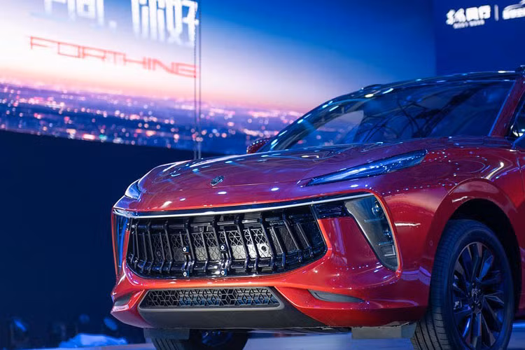 Lưới tản nhiệt được tách biệt với nắp ca-pô bằng nẹp mạ crôm cực mảnh. Hiện chưa rõ xe tại Việt Nam sử dụng vành la-zăng có kích thước bao nhiêu. Trong khi đó, xe tại Trung Quốc có 2 bộ vành hợp kim 18 inch hoặc 19 inch. Nếu như thiết kế đầu xe của Dongfeng Fengxing T5 EVO giống Maserati thì phần đuôi xe lại khiến không ít người nghĩ tới Porsche. Điều này là do thiết kế cụm đèn hậu của Dongfeng Fengxing T5 EVO giống với SUV hạng sang Porsche Macan.