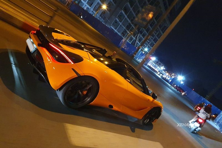 Thời gian còn nằm trong gara của vợ chồng Đoàn Di Băng siêu xe được đề-can trang trí hoạ tiết đen phong cách xe đua nhưng hiện đã lớp đề-can này đã được gỡ bỏ.