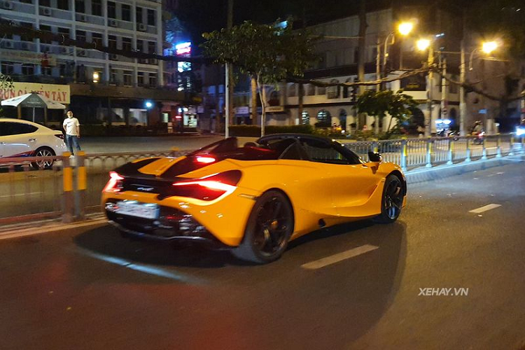 Ở khu vực thân xe, chiếc siêu xe McLaren 720S Spider này được lên đời với bộ mâm 5 chấu kép kiểu nòng súng kích cỡ 20 inch sơn màu xám khói đẹp mắt, kết hợp cùng cùm phanh trùng với màu thân xe mang đến phong cách “tone sur tone” đặc biệt cho siêu xe Anh Quốc.