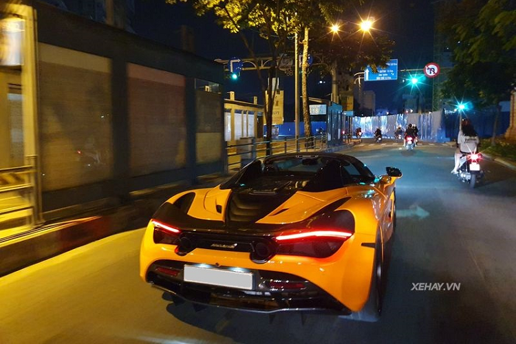 Ngoài ra, McLaren 720S Spider có trọng lượng khô là 1.322kg, nặng hơn 49kg so với coupe bởi vì hệ thống mui cứng và phần chứa mui. Đặc biệt, phần mui này có thể hoạt động ở tốc độ lên tới 50 km/h, hơn hẳn 650 Spider (phạm vi 30 km/h) và cũng hoạt động êm ái gấp đôi so với Super Series mui trần thế hệ đầu tiên.