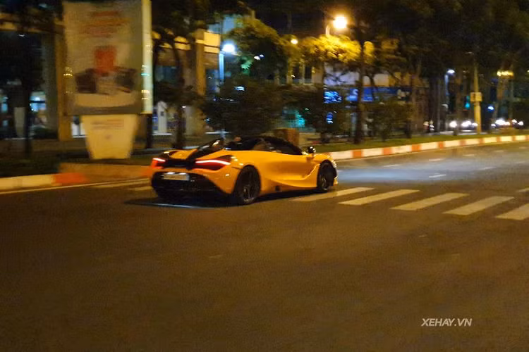 Sức mạnh của McLaren 720S Spider đến từ khối động cơ xăng tăng áp kép V8 4.0 lít sản sinh công suất 710 mã lực và 769Nm mô-men xoắn cực đại, tương tự như phiên bản Coupe, đi kèm là hộp số tự động tuần tự 7 cấp giúp xe chỉ cần 2,9 giây để tăng tốc từ 0 - 100 km/h. Tốc độ tối đa của xe đạt 325 km/h.