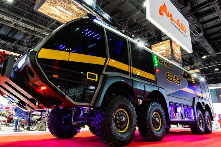 Ngày nay, xe cứu hỏa được trang bị nhiều công nghệ và tính năng tuyệt vời cho phép lính cứu hỏa xử lý nhiều tình huống khác nhau. Tuy nhiên, tất cả những tính năng này đồng nghĩa là xe cứu hỏa đã trở nên rất lớn. Ngoài ra, nó còn phải chở người, thiết bị và hàng tấn nước đến mọi nơi nữa. Nhằm tạo nên chiếc xe cứu hỏa lớn nhất, tân tiến nhất và cũng đắt giá nhất thế giới, công ty NAFFCO đến từ Dubai đã cho ra đời sản phẩm mới gọi là: Falcon 8x8 cứu hoả.