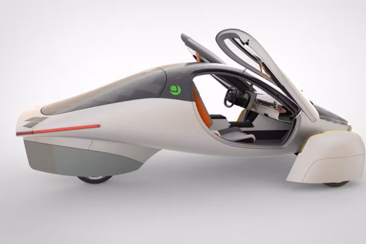 Cụ thể, Aptera sEV hoàn toàn mới có 3 mét vuông bề mặt được ghép bởi 180 tấm hấp thụ năng lượng mặt trời để phục vụ việc sạc điện. Phạm vi hoạt động mỗi ngày của sEV là khoảng 72 km, tổng mỗi năm là gần 18.000 km nếu chỉ sử dụng năng lượng ánh mặt trời.