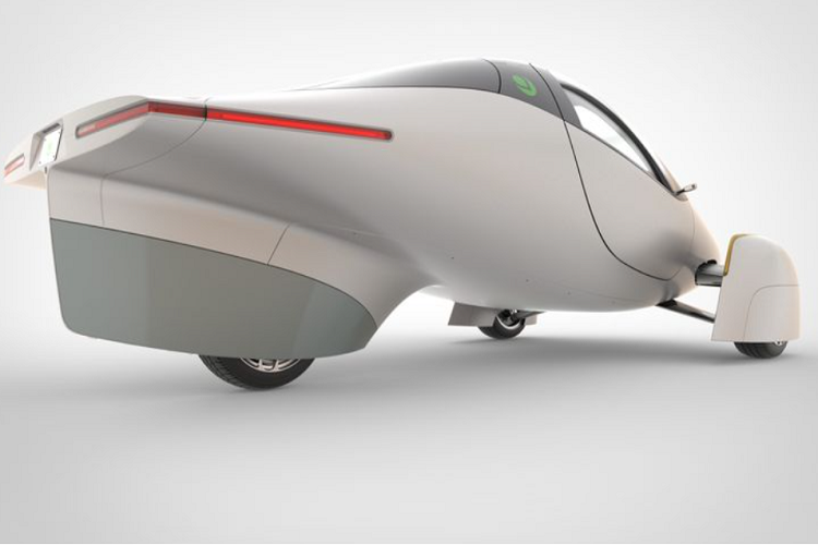 Một số điểm đáng chú ý khác của Aptera sEV là gương chiếu hậu kỹ thuật số, cấu hình 2 ghế, ba bánh xe thiết kế độc đáo và động cơ điện kết hợp hệ dẫn động 4 bánh giúp mẫu xe 3 bánh dễ dàng tăng tốc từ 0 - 96 km/h trong 3,5 giây, trước khi cán tốc độ tối đa 177 km/h.