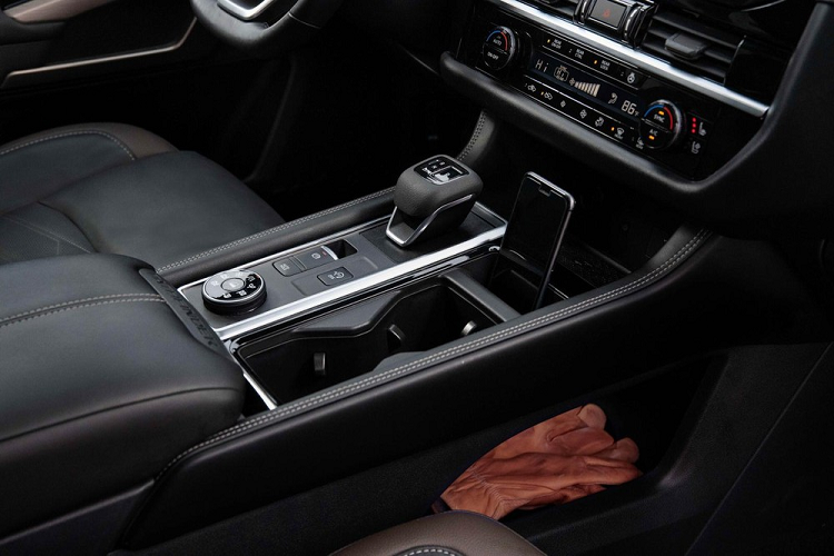 Khi mua Nissan Pathfinder 2022, khách hàng Mỹ có thể chọn 1 trong 14 màu sơn ngoại thất, trong đó có 5 màu sơn phối 2 tông màu. Đỏ Scarlet Ember và xanh lục Obsidian Green Pearl là 2 màu sơn ngoại thất mới dành cho mẫu SUV 3 hàng ghế này.