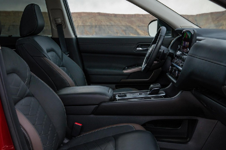 Đó là chưa kể đến hệ thống đèn viền trong nội thất mới. Không chỉ hiện đại hơn, nội thất của xe còn thực dụng hơn với sự xuất hiện của hàng ghế cuối có 3 chỗ ngồi. Nhờ đó, Pathfinder 2022 có cả phiên bản 8 chỗ. Ngoài ra, mẫu SUV này còn lần đầu tiên được trang bị 2 ghế thương gia ở hàng ghế giữa, đi kèm cụm điều khiển trung tâm có thể tháo ra mà không cần dùng đến dụng cụ. Trong khi đó, hàng ghế giữa với 3 ghế tiêu chuẩn của có thêm nút bấm EZ-Flex để gập và trượt ghế. Khi ghế không gập xuống, Nissan Pathfinder 2022 có khoang hành lý 470 lít.