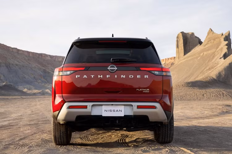 Tuy nhiên, động cơ không kết hợp với hộp số Xtronic CVT như cũ mà đồng hành cùng hộp số tự động ZF 9 cấp. Thêm vào đó là hệ dẫn động 4 bánh Intelligent 4WD mới cùng các chế độ lái, bao gồm Standard, Sport, Eco, Snow, Sand, Mud/Rut và Tow. Theo hãng Nissan, mẫu xe này có thể kéo 2,7 tấn - tốt nhất trong phân khúc. Hiện giá xe Nissan Pathfinder 2022 vẫn chưa được công bố. Xe sẽ cạnh tranh với những đối thủ như Toyota Highlander, Ford Explorer, Honda Pilot, Hyundai Palisade và Kia Telluride.