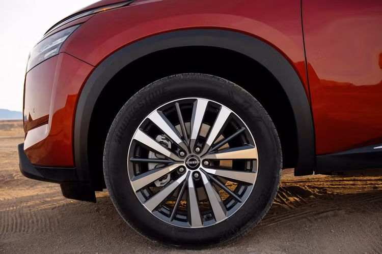 Tiếp đến là cột C được sơn 2 màu với phần trên màu đen, tạo ra hiệu ứng nóc lơ lửng. Đây là lần đầu tiên Nissan Pathfinder được trang bị thiết kế nóc lơ lửng như thế này. Bên dưới là bộ vành hợp kim 20 inch với thiết kế 5 chấu kép.