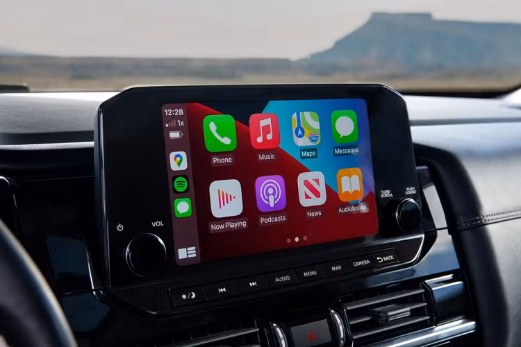 Khi bước vào bên trong Nissan Pathfinder 2022, người lái sẽ thấy những trang bị đáng chú ý như bảng đồng hồ kỹ thuật số với màn hình 12,3 inch và màn hình cảm ứng của hệ thống thông tin giải trí NissanConnect, hỗ trợ kết nối với điện thoại thông minh qua Apple CarPlay/Android Auto tiêu chuẩn.