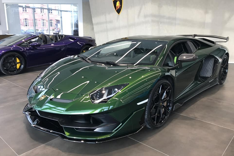Mô-men xoắn cực đại của Lamborghini Aventador SVJ cũng được nâng cấp thêm 30 Nm lên mức 720 Nm so với các dòng siêu xe Aventador còn lại. Đáng tiếc thay là thời gian tăng tốc từ vị trí xuất phát lên 100 km/h của Lamborghini Aventador SVJ không thể thấp hơn con số 2,8 giây của "đàn anh" Lamborghini Aventador SV tạo ra. Vận tốc tối đa của siêu xe hàng hiếm mới ra mắt cũng dừng lại ở con số 350 km/h.