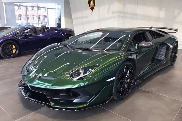 Mô-men xoắn cực đại của Lamborghini Aventador SVJ cũng được nâng cấp thêm 30 Nm lên mức 720 Nm so với các dòng siêu xe Aventador còn lại. Đáng tiếc thay là thời gian tăng tốc từ vị trí xuất phát lên 100 km/h của Lamborghini Aventador SVJ không thể thấp hơn con số 2,8 giây của "đàn anh" Lamborghini Aventador SV tạo ra. Vận tốc tối đa của siêu xe hàng hiếm mới ra mắt cũng dừng lại ở con số 350 km/h.