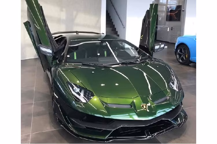 Dòng siêu xe Lamborghini Aventador SVJ hàng hiếm chỉ được sản xuất ra 900 chiếc thuộc bản Coupe và cùng với đó là 63 chiếc Lamborghini Aventador SVJ63 Coupe. Vì thế, có không ít đại gia đã nhanh chóng chi tiền để làm chủ nhân của 1 trong số 900 chiếc siêu xe Lamborghini Aventador SVJ trên thế giới. 