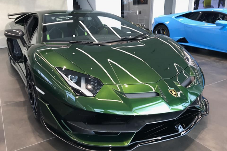 Nắp khoang động cơ trên Lamborghini Aventador SVJ đa phần sẽ trùng màu với thân xe nhưng tuỳ chọn là carbon bóng cũng sẽ được bổ sung giống chiếc Lamborghini Aventador SVJ màu Verde Ermes này và đi kèm với đó là các khe gió để làm mát khối động cơ V12 bên trong.